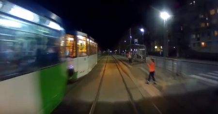 Szczecin. Dziecko wpatrzone w smartfona szło wprost pod tramwaj