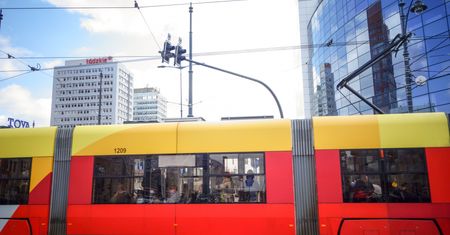 Łódź. 3-letni chłopiec przytrzaśnięty przez drzwi tramwaju
