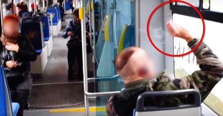 Palacz w tramwaju. Zakaz palenia potrafi doprowadzić do szału