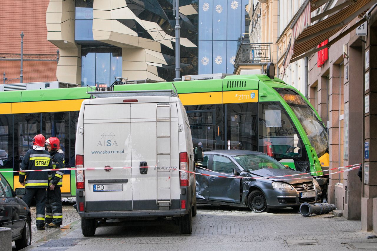 Motorniczy zasnął i wjechał w kamienicę. Prokuratura z Poznania umorzyła śledztwo