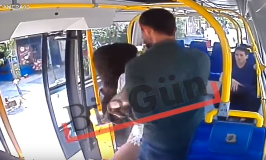 Brutalny atak w tramwaju. Uderzył kobietę w twarz i uciekł