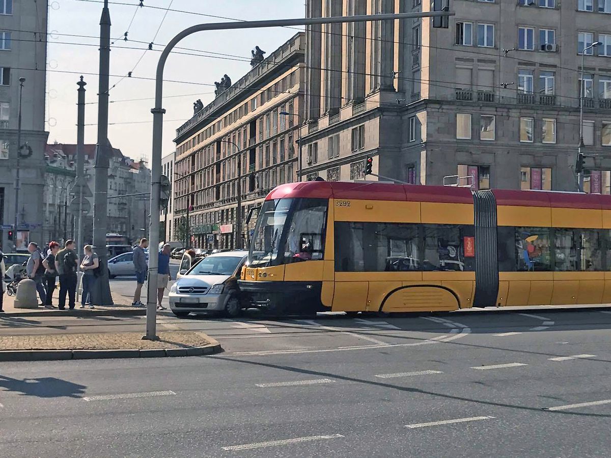 Stłuczka w Warszawie. Tramwaj uderzył w samochód osobowy