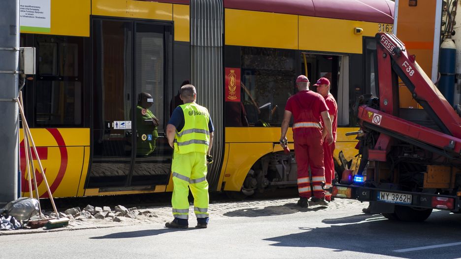 Warszawa. Na rondzie Radosława wykoleił się tramwaj, powodując utrudnienia w ruchu.