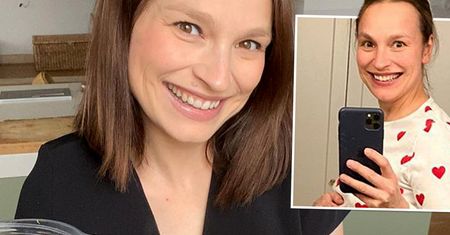 Ciężarna Anna Starmach z córką w takich samych piżamach. Brzuszek ogromny, ale to Jagna kradnie uwagę