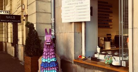 Lama w Warszawie i burger na pustyni. Przedmioty z "Fortnite" trafiły do rzeczywistości
