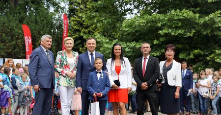 Agata Duda w białych spodniach. Elegancko i klasycznie