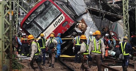 Japonia. Koszmarny wypadek pociągu. Wielu rannych