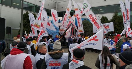 Protest przed Castoramą. "Solidarność" domaga się przywrócenia do pracy dziewięciu związkowców