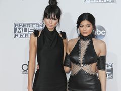 Siostry Jenner i Gigi Hadid na gali AMA