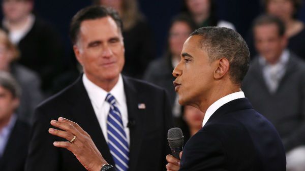 Barack Obama wypadł dużo lepiej niż zakładano. Na zdjęciu podczas drugiej debaty z Mittem Romneyem o fotel prezydenta USA