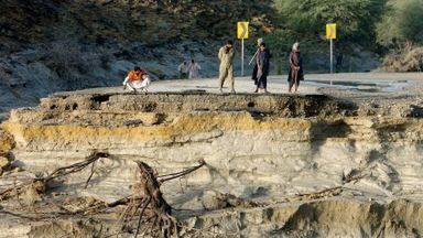 Droga zniszczona przez wodę