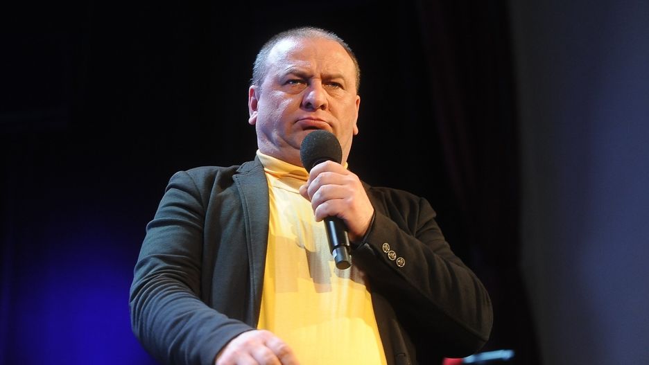 Grzegorza Halamę widzowie pokochali m.in. za kultowe dziś skecze o Panu Józku i jego kruczkach