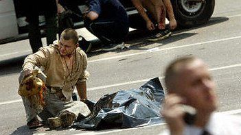 Mężczyzna przy zwłokach swojej dziewczyny, jednej z ofiar zamachu