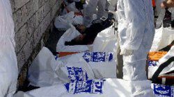 Izraelscy ratownicy przykrywają ciała ofiar wydobytych z autobusu