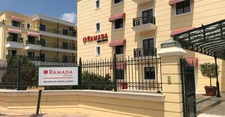 "Tam nie było żadnej ewakuacji, tylko ucieczka". Biuro podróży tłumaczy