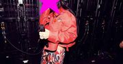 Popularna gwiazda w pomarańczowej bomber jacket. Zgadnij, kto to!