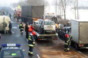 Kilkanaście samochodów w karambolu koło Nadarzyna