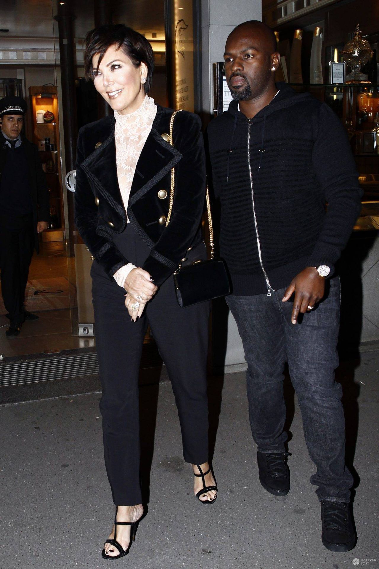 Kris Jenner i Corey Gable wychodzą z restauracji w Paryżu