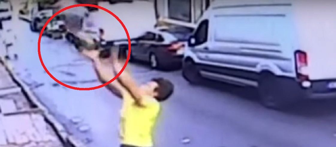 Stambuł, Turcja. Dziecko wypadło z okna. 17-latek ocalił dziewczynkę