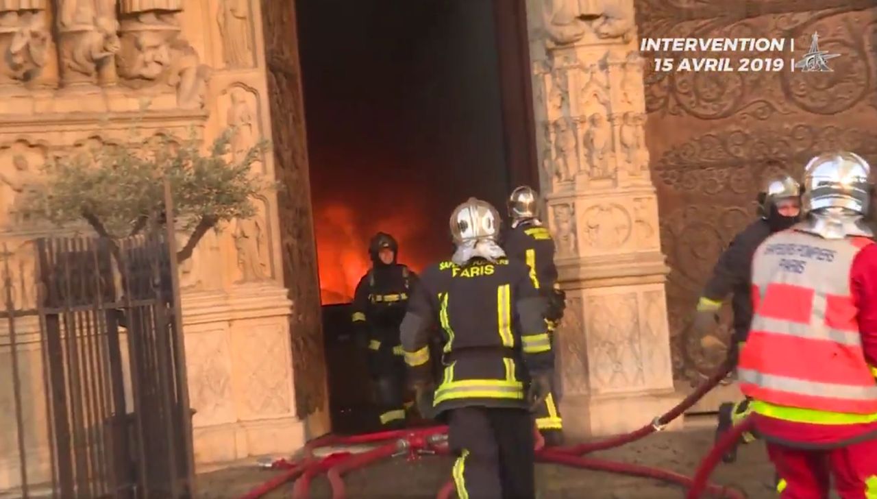 Katedra Notre Dame. Dramatyczna akcja ratowania katedry. Straż pożarna pokazała film