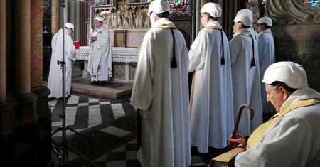 Poruszające zdjęcia z Notre Dame. Księża odprawili Mszę św. w kaskach