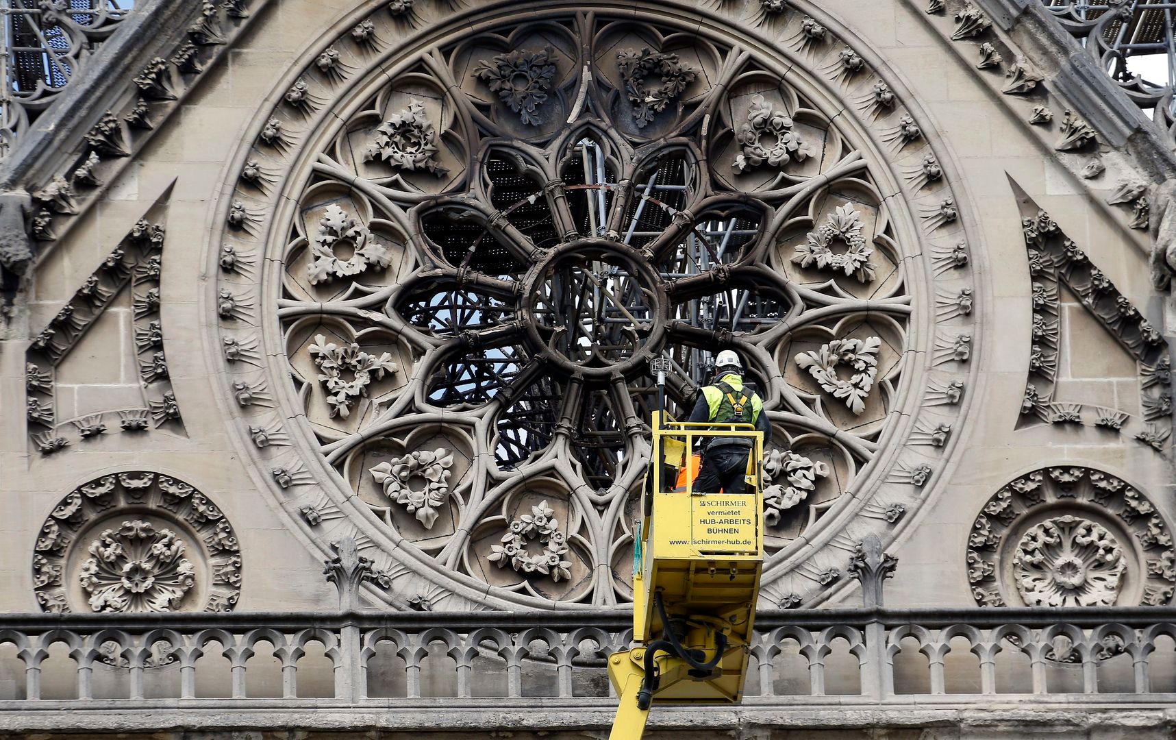 Alarm po pożarze katedry Notre Dame. Mieszkańcy muszą przebadać krew