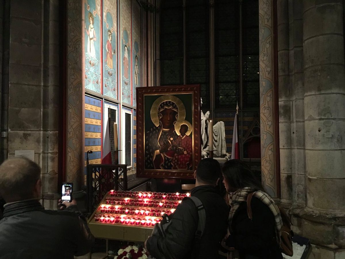 Pożar Notre Dame. W środku polska kaplica z kopią obrazu Matki Bożej Częstochowskiej