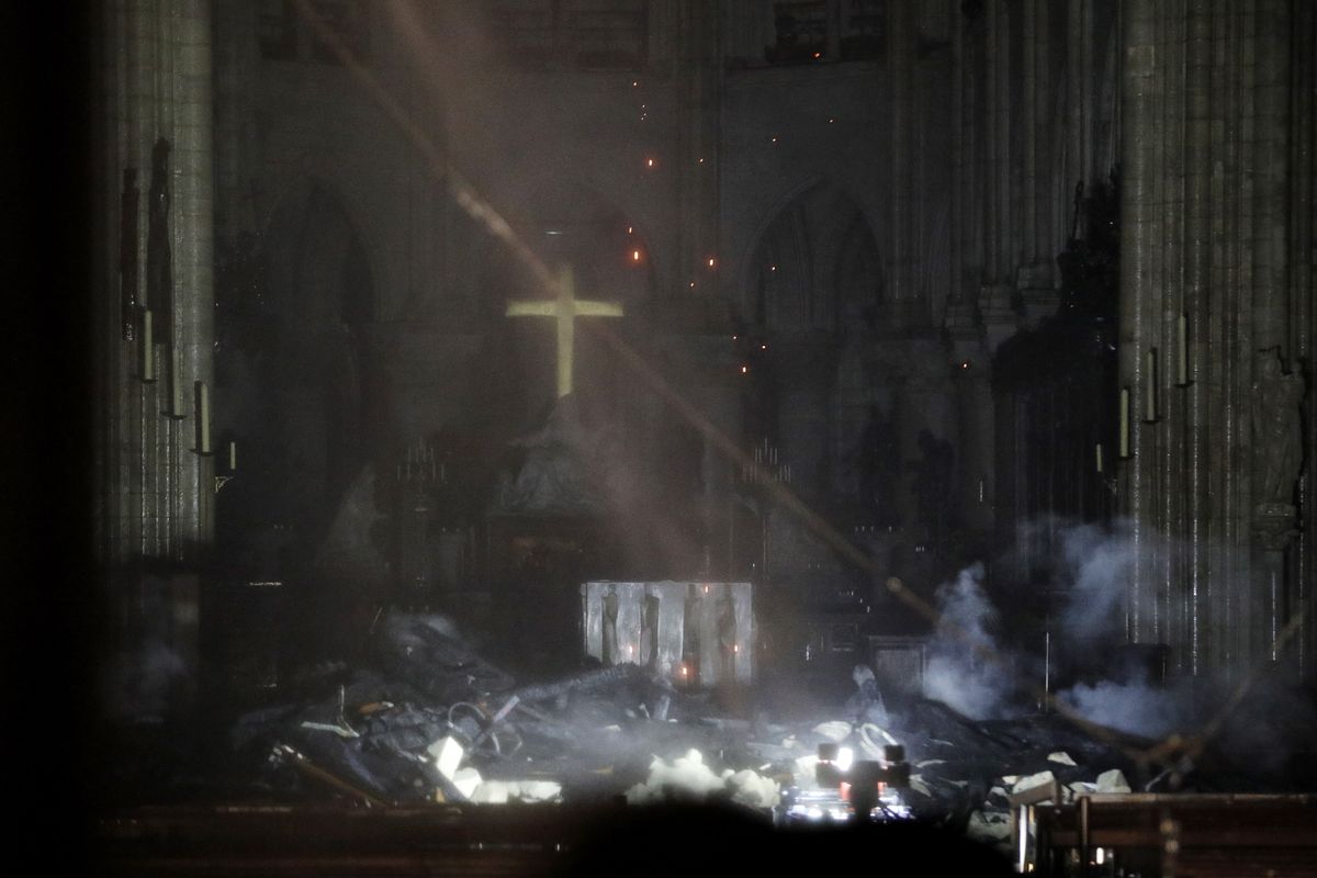 Pożar Notre Dame. Rosjanie zostawiają przed ambasadą gotówkę na odbudowę katedry