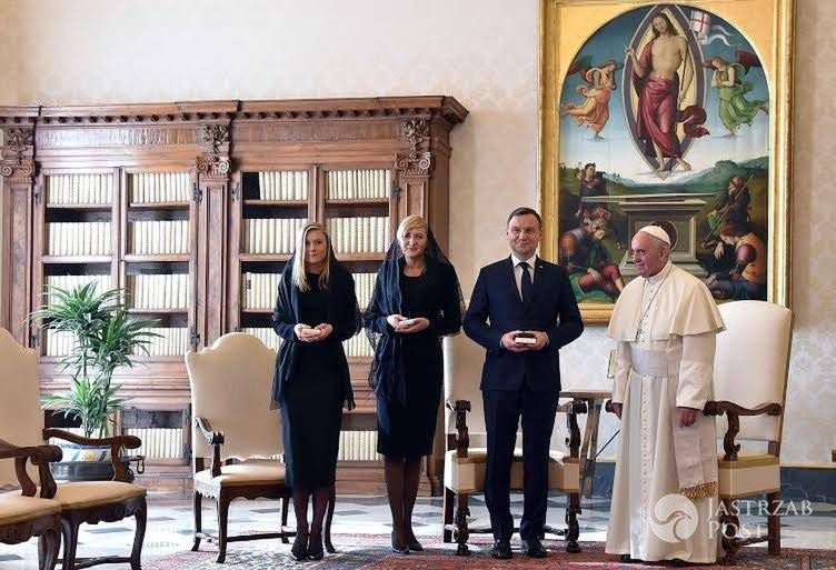 Stylistka gwiazd krytykuje styl Agaty Duda z wizyty u Papieża