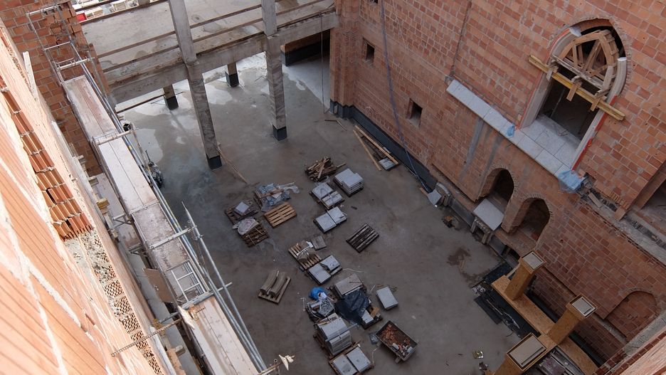 Zdjęcie z wnętrza samowoli budowlanej - wielkiego zamku w Stobnicy, który ma być hotelem