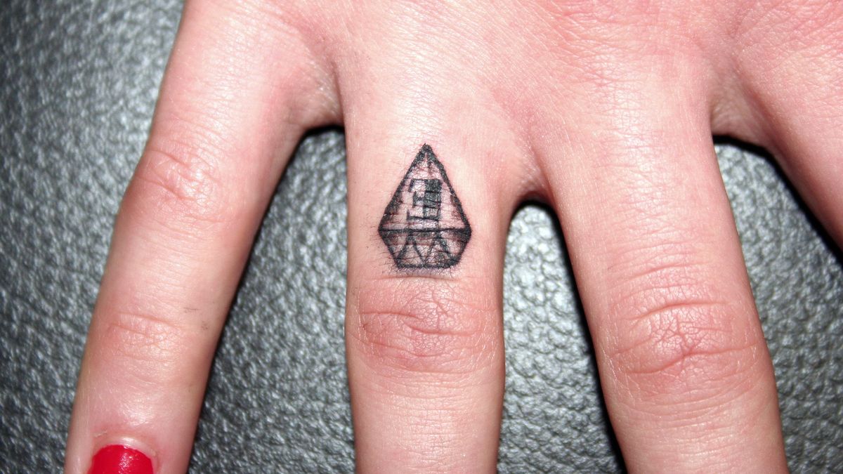 Tatuaż diament wykonany na palcu z powodzeniem zastępuje biżuterię