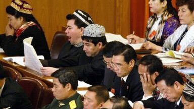 Chińscy deputowani słuchają premiera