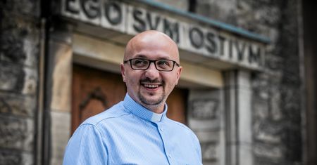 O. Grzegorz Kramer broni ks. Kneblewskiego. "Wczoraj też wypiłem piwo"