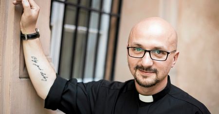Ks. Grzegorz Kramer o komentarzach po pogrzebie Kory. "Chamskie zachowanie"