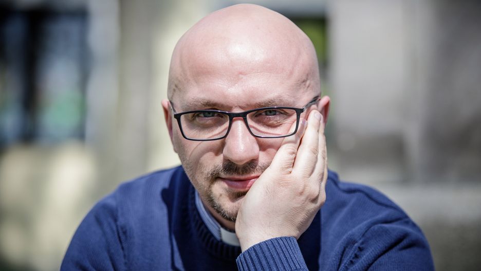 Ojciec Grzegorz Kramer usunął się w cień. Zniknęły jego konta w mediach społecznościowych