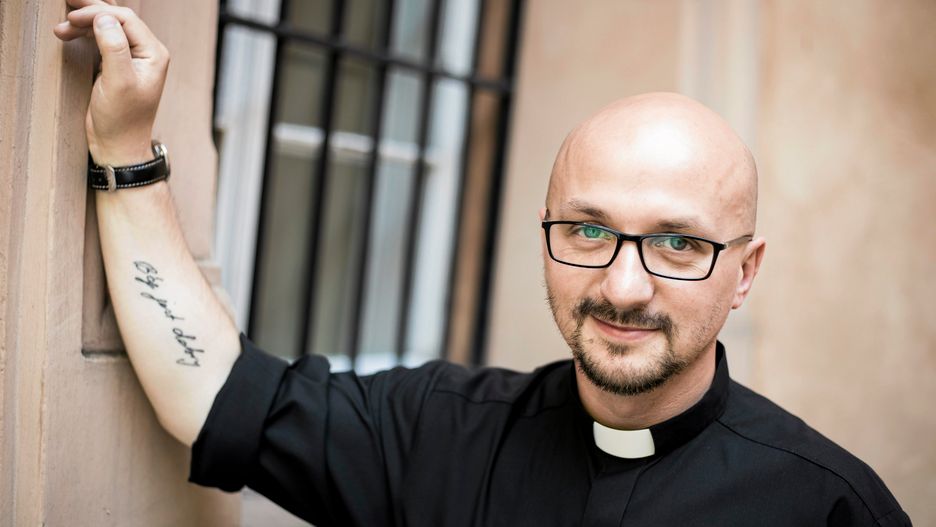 Ks. Grzegorz Kramer zapewnia, że taka dyskusja "zabija" w ludziach wiarę