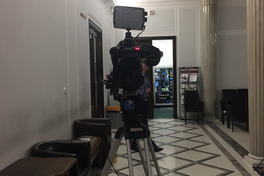 Kamera TVP wciąż nagrywa protestujących w Sejmie. "Gdy śpią też ich nagrywacie?"