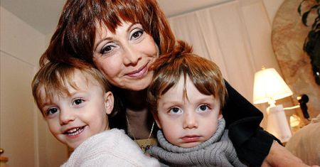 Zaszła w ciążę, gdy miała 57 lat. Dzisiaj opowiada, jak zmieniło się jej życie po urodzeniu bliźniaków