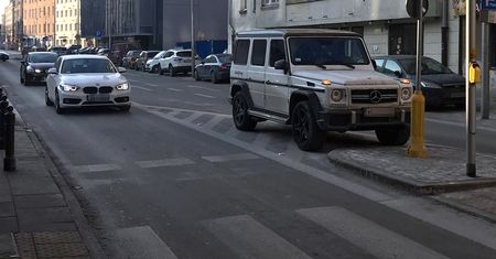 Piotr Stramowski w Mercedesie Klasy G 63 AMG. Aktora przyłapał nasz czytelnik