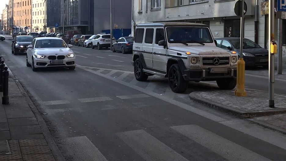 Stramowski jeździ autem godnym gwiazdy. Parkowanie pozostawia jednak nieco do życzenia