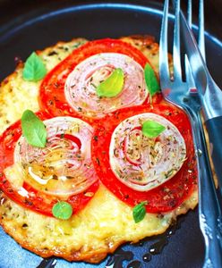 Pizza na spodzie z salami