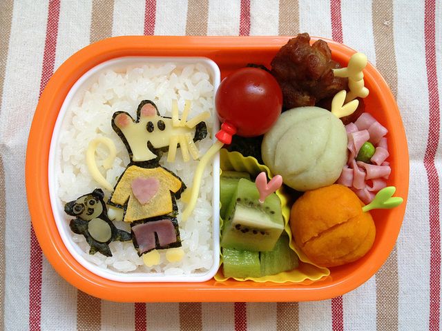 Przygotuj posiłek samodzielnie, by lepiej kontrolować, to co dziecko spożywa poza domem