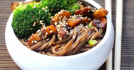 Soba z brokułami i pieczarkami