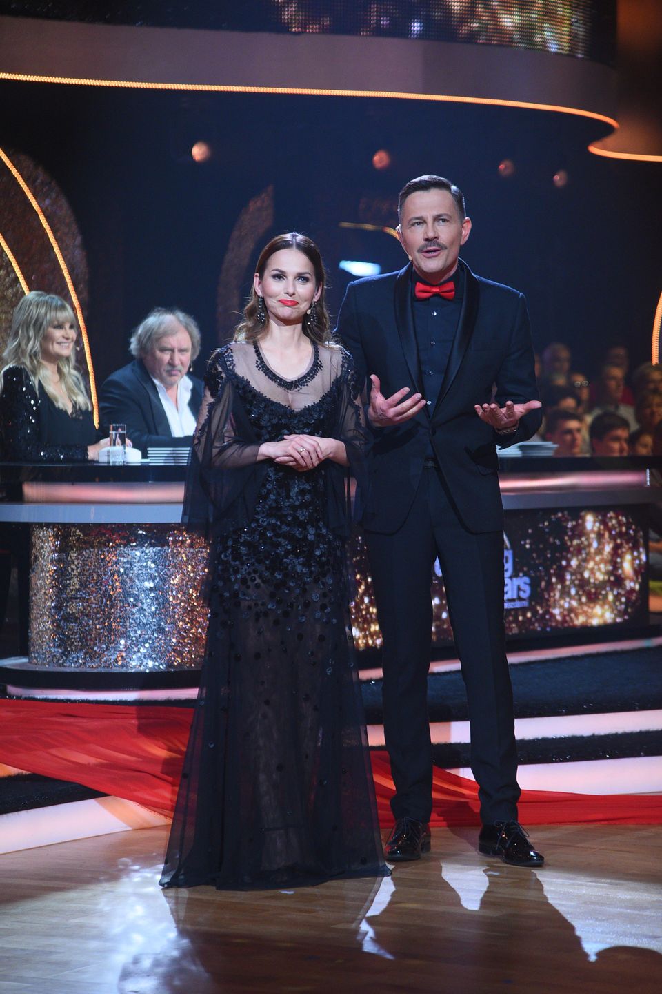 "Taniec z gwiazdami": Paulina Sykut-Jeżyna w "żałobnej" kreacji, Krzysztof Ibisz z wąsami! To finał niczym z "Rodziny Addamsów"