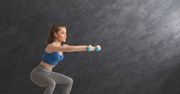 Przysiady z hantlami – najlepsze sposoby na wyrzeźbione ramiona i zgrabne nogi