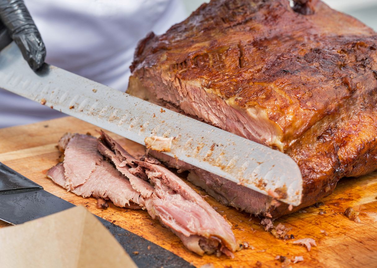 Soczyste i aromatyczne mięso, czyli pastrami. Smak Nowego Jorku