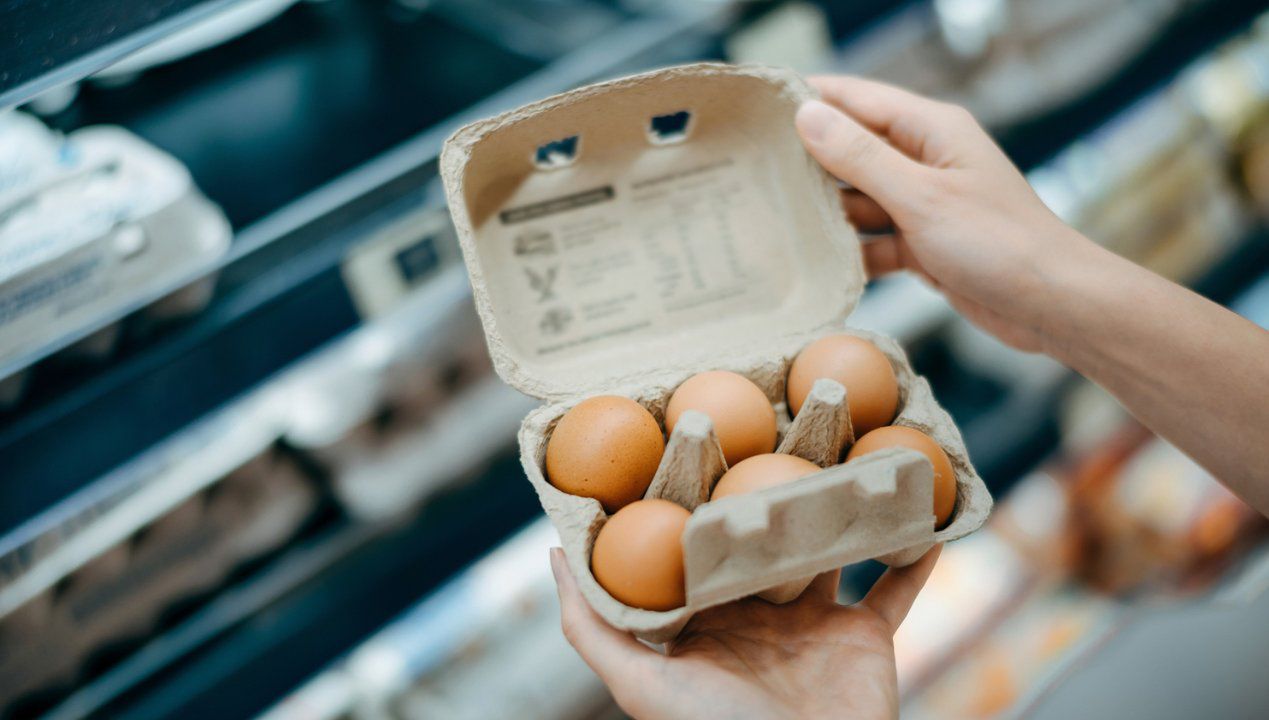 Dlaczego kasjer otwiera opakowanie jajek? Fot. Gettyimages