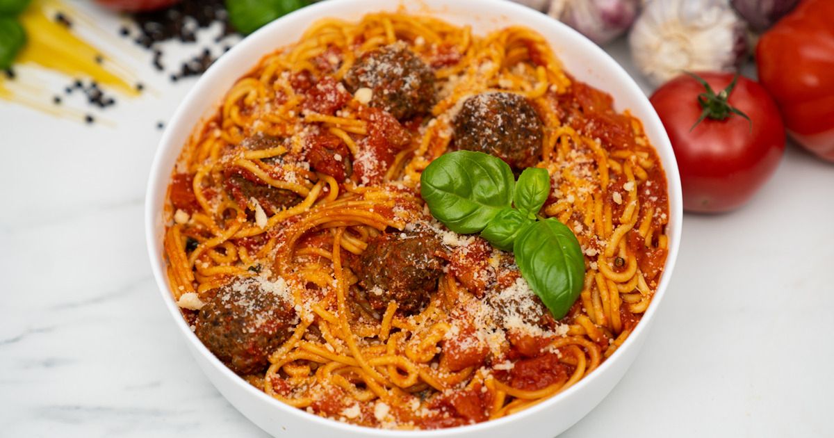 Spaghetti z klopsikami w aromatycznym sosie pomidorowym bez bałaganu, z jednego garnka