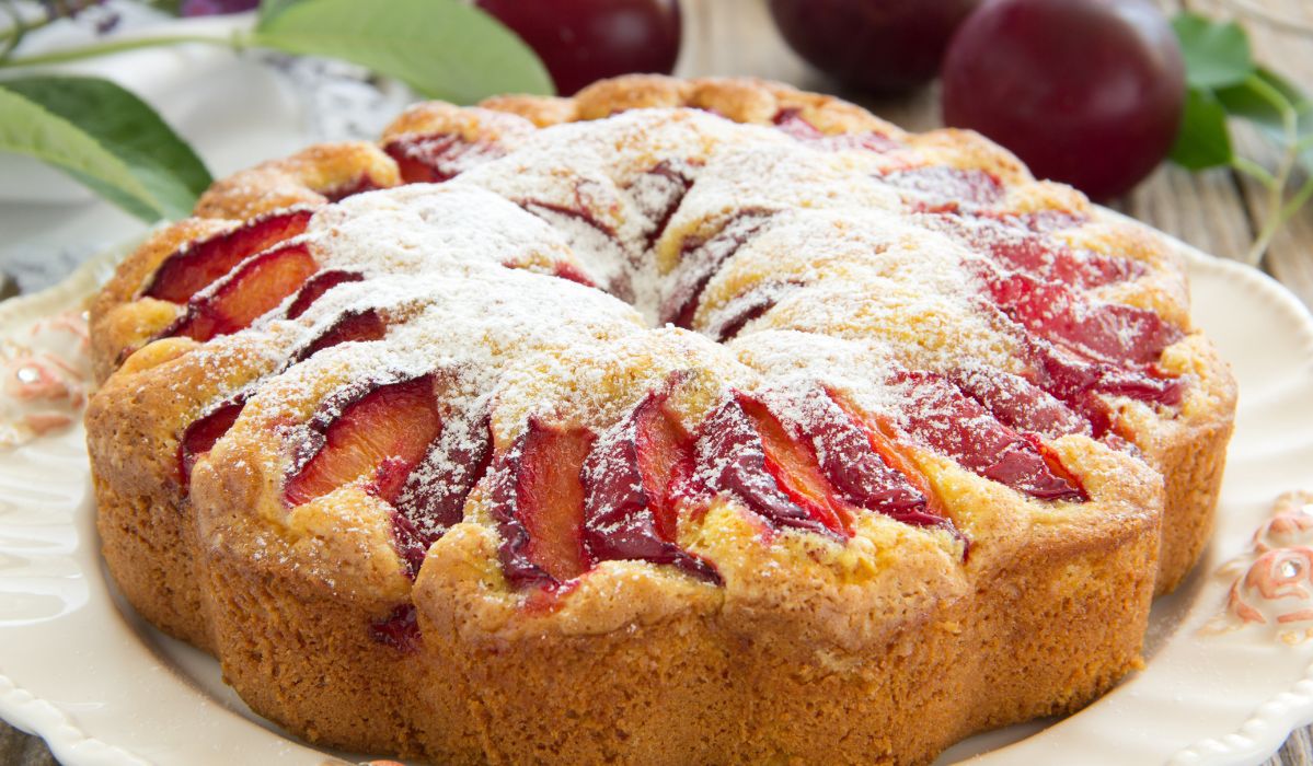 Ciasto drożdżowe z sezonowymi owocami - Pyszności; Foto Canva.com