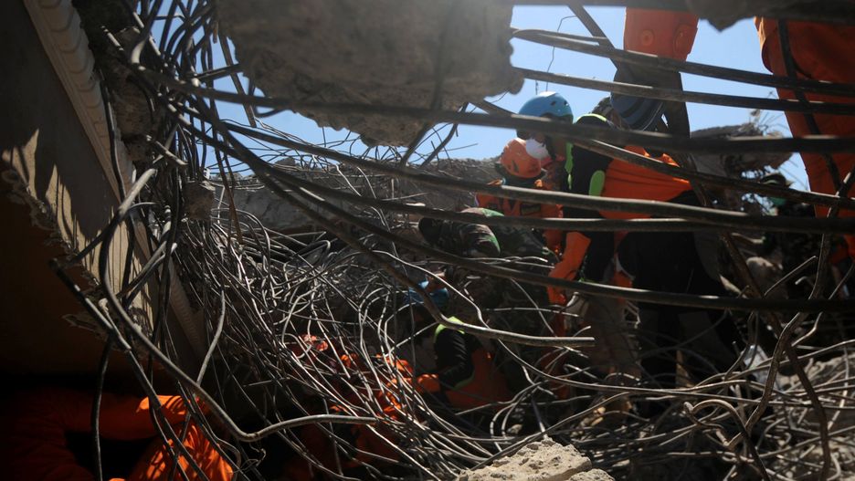Wciąż rośnie bilans ofiar tsunami w Indonezji
